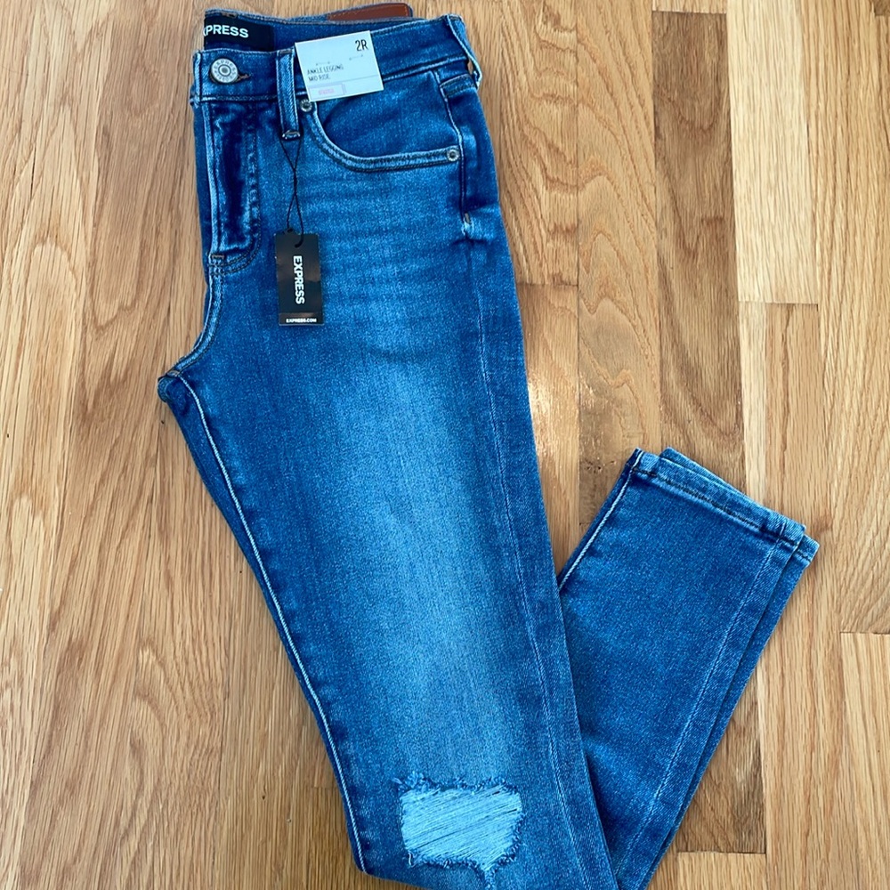 NWT New with Tags Express Women’s Ankle Legging MidRise Stretch Distressed Jeans